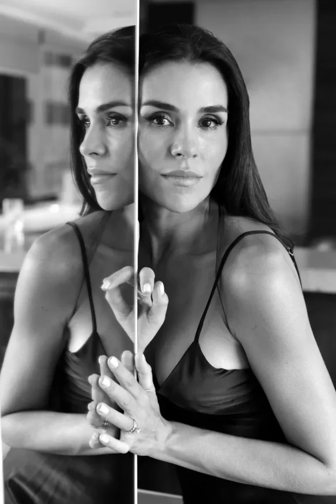 Exposição fotográfica: “MULHERES, ATRÁS DA PORTA… RETRATOS DESARMADOS”